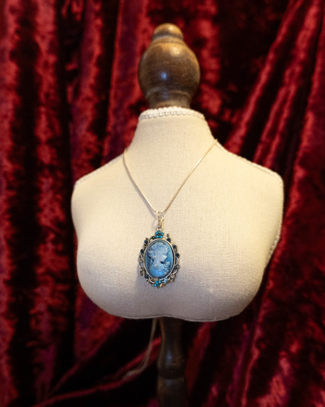 [France] Arctic Cameo Necklace