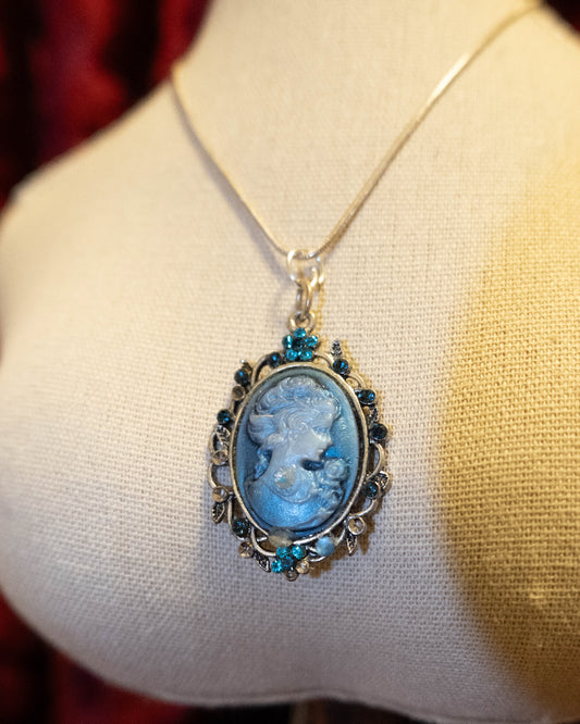 [France] Arctic Cameo Necklace